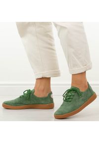 Zielone skórzane półbuty damskie T.Sokolski w26-611. Okazja: na co dzień. Nosek buta: okrągły. Zapięcie: sznurówki. Kolor: zielony. Materiał: zamsz, skóra. Szerokość cholewki: normalna. Sezon: wiosna, jesień, lato. Styl: casual, elegancki, klasyczny #1