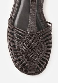 Renee - Brązowe Sandały VICES z Przeplatanymi Paskami i Zakrytym Noskiem Usinlisa. Okazja: na co dzień. Zapięcie: pasek. Kolor: brązowy. Wzór: paski. Styl: boho, casual, elegancki #9