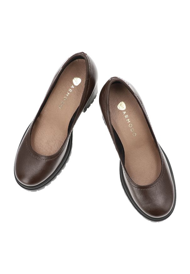 Półbuty damskie Armodo, eleganckie na klocku skórzane z okrągłym noskiem i wsuwane, czekoladowe, 20194-S. Okazja: na spacer, na co dzień. Nosek buta: okrągły. Zapięcie: bez zapięcia. Kolor: brązowy. Materiał: skóra. Sezon: wiosna, jesień. Obcas: na obcasie. Styl: elegancki. Wysokość obcasa: średni