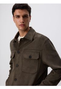 Reserved - Koszula z imitacji zamszu - zielony. Kolor: zielony. Materiał: zamsz #1