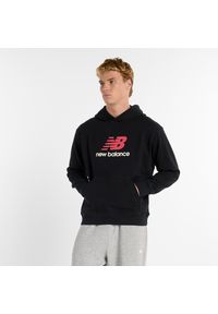 Bluza męska New Balance MT51512BK – czarna. Typ kołnierza: kaptur. Kolor: czarny. Materiał: bawełna, materiał, dresówka. Wzór: aplikacja, napisy