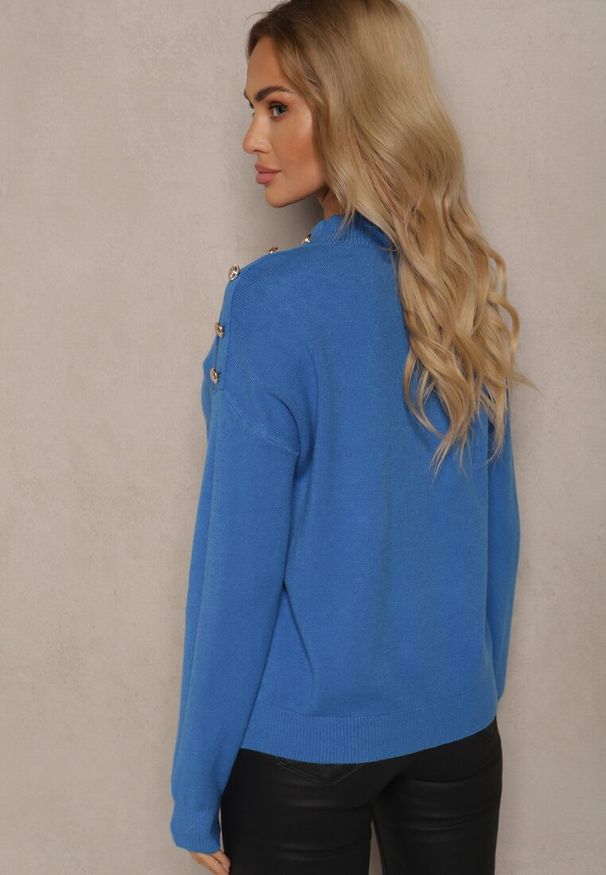 Renee - Niebieski Sweter z Półgolfem Wiskozą i Modalem Ozdobiona Guzikami Emmitana. Okazja: na co dzień. Kolor: niebieski. Materiał: wiskoza. Wzór: aplikacja. Styl: elegancki, klasyczny, casual