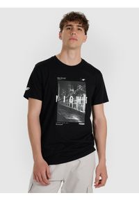 4f - 4F T-shirt regular z nadrukiem męski - czarny S. Okazja: na co dzień. Kolor: czarny. Materiał: jersey, bawełna, materiał. Długość rękawa: krótki rękaw. Długość: krótkie. Wzór: nadruk. Styl: sportowy, klasyczny, casual #1