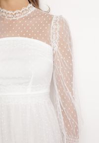 Born2be - Biała Rozkloszowana Sukienka Maxi z Koronką Jorissa. Typ kołnierza: dekolt w serek. Kolor: biały. Materiał: koronka. Wzór: koronka. Styl: klasyczny. Długość: maxi #4