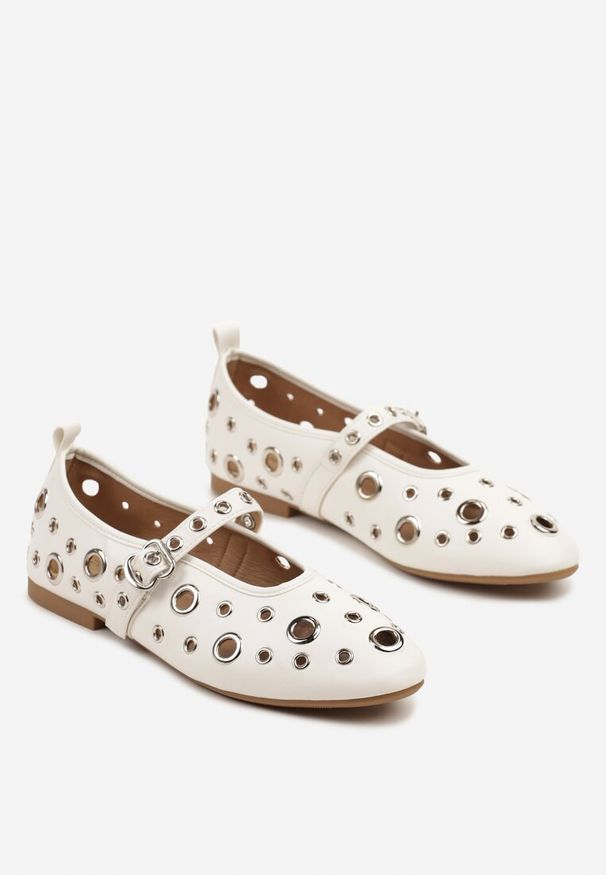 Renee - Białe Balerinki Ozdobione Paskiem i Metalicznymi Aplikacjami Erathira. Okazja: na co dzień. Zapięcie: pasek. Kolor: biały. Materiał: jeans. Wzór: aplikacja. Styl: casual, elegancki