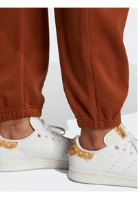 Adidas - adidas Spodnie dresowe Joggers IK7688 Brązowy. Kolor: brązowy. Materiał: bawełna #3