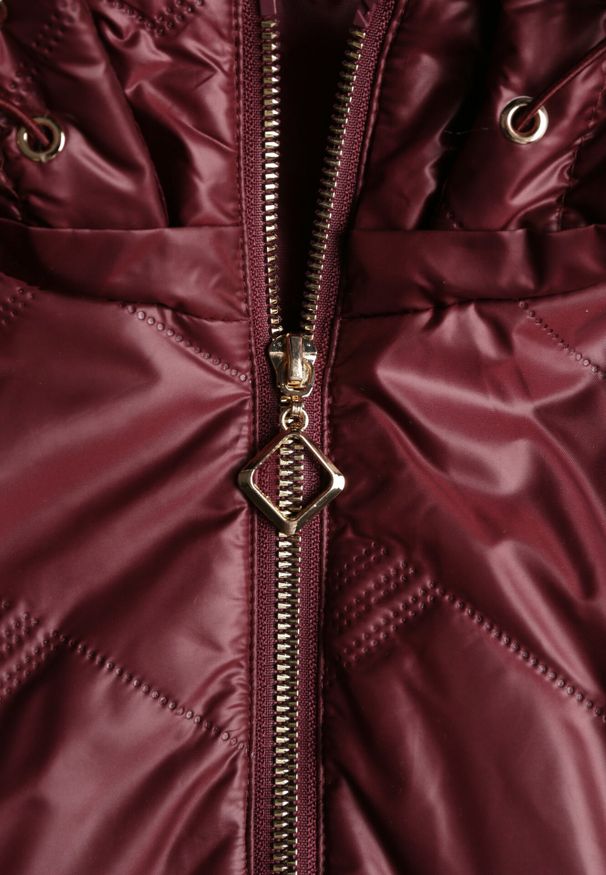 Born2be - Bordowa Pikowana Kurtka Przejściowa o Prostym Kroju z Kapturem Vimoris. Okazja: na spacer, na co dzień. Typ kołnierza: kaptur. Kolekcja: plus size. Kolor: czerwony. Materiał: poliester, jeans. Styl: casual, elegancki