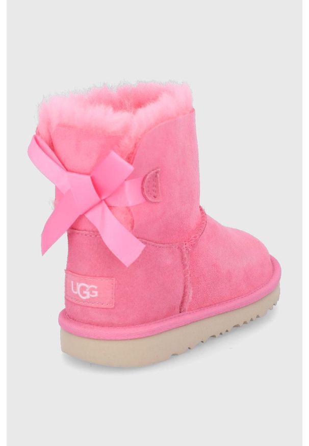 Ugg - UGG Śniegowce zamszowe dziecięce Bailey Bow II Mini kolor różowy. Kolor: różowy. Materiał: zamsz