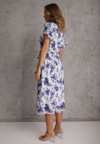 Renee - Niebieska Kopertowa Sukienka z Wiązanym Paskiem w Kwiatowy Print z Brokatem Runewea. Okazja: na randkę. Kolor: niebieski. Wzór: nadruk, kwiaty. Typ sukienki: kopertowe. Styl: boho #5