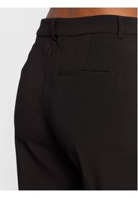 Gina Tricot Spodnie materiałowe 13672 Czarny Regular Fit. Kolor: czarny. Materiał: syntetyk