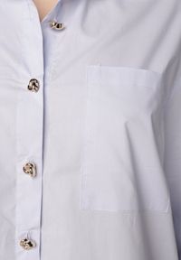 Born2be - Niebieska Bawełniana Koszula Oversize z Biżuteryjnymi Guzikami Adrearina. Okazja: na co dzień. Typ kołnierza: kołnierzyk klasyczny. Kolor: niebieski. Materiał: bawełna. Długość: długie. Wzór: gładki. Styl: casual, klasyczny #6