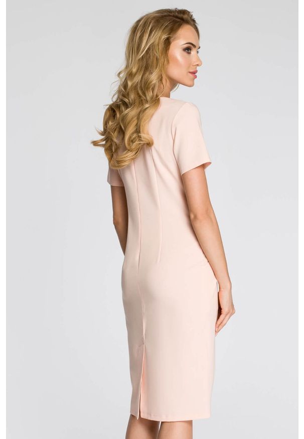 Sukienki.shop - Sukienka elegancka z marszczeniami taliowana pudrowy róż. Kolor: różowy, czarny. Materiał: materiał, wiskoza, poliester, elastan. Długość rękawa: krótki rękaw. Wzór: gładki. Typ sukienki: ołówkowe. Styl: elegancki. Długość: midi