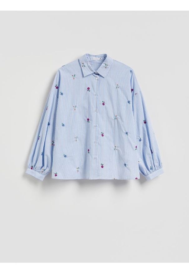 Reserved - Bawełniana koszula z haftem - jasnoniebieski. Kolor: niebieski. Materiał: bawełna. Wzór: haft