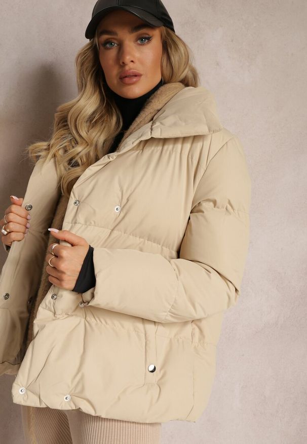 Renee - Jasnobeżowa Pikowana Kurtka na Napy Elriona. Kolor: beżowy. Długość rękawa: długi rękaw. Długość: długie