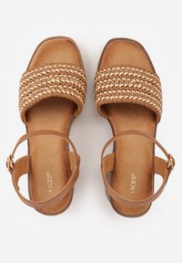 Born2be - Ciemnobeżowe Sandały VICES na Słupku z Imitacji Drewna z Plecioną Cholewką Chenelea. Nosek buta: otwarty. Zapięcie: sprzączka. Kolor: beżowy. Materiał: zamsz, skóra. Sezon: lato. Obcas: na słupku. Styl: klasyczny. Wysokość obcasa: średni #5