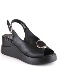 Skórzane sandały damskie na koturnie czarne Filippo DS4406. Kolor: czarny. Materiał: skóra. Obcas: na koturnie