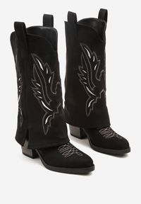 Born2be - Czarne Kozaki Kowbojki na Obcasie z Wywiniętą Cholewką i Haftem Emmirine. Okazja: na co dzień. Kolor: czarny. Materiał: jeans, skóra. Szerokość cholewki: normalna. Wzór: haft. Obcas: na obcasie. Styl: casual, elegancki. Wysokość obcasa: średni #4