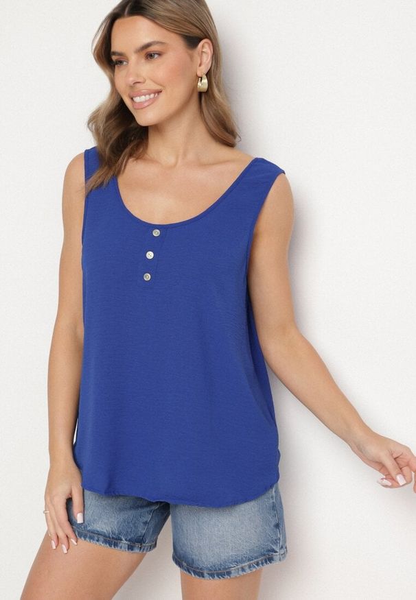 Born2be - Niebieski Top na Szerokich Ramiączkach Zdobiony Guzikami Jenadorea. Okazja: na co dzień. Kolor: niebieski. Materiał: jeans. Długość rękawa: na ramiączkach. Wzór: aplikacja. Sezon: lato. Styl: casual