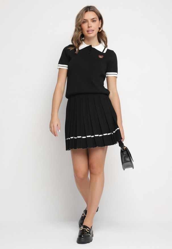 Born2be - Czarny Komplet Dzianinowy z Wiskozą Koszulka Polo i Plisowana Spódnica Nelreis. Kolor: czarny. Materiał: wiskoza, dzianina. Wzór: aplikacja