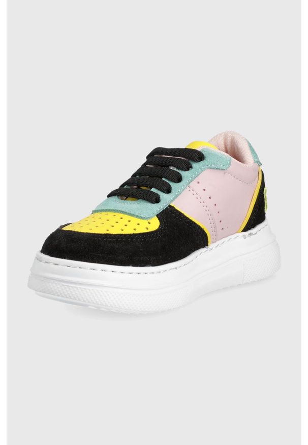 Guess buty. Nosek buta: okrągły. Zapięcie: sznurówki. Materiał: guma. Obcas: na platformie