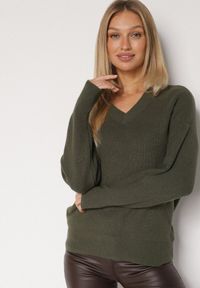 Born2be - Ciemnozielony Sweter z Domieszką Kaszmiru z Dekoltem w Serek Feralaine. Okazja: na co dzień, na spotkanie biznesowe. Typ kołnierza: dekolt w serek. Kolor: zielony. Materiał: kaszmir. Styl: klasyczny, casual, elegancki, biznesowy #3