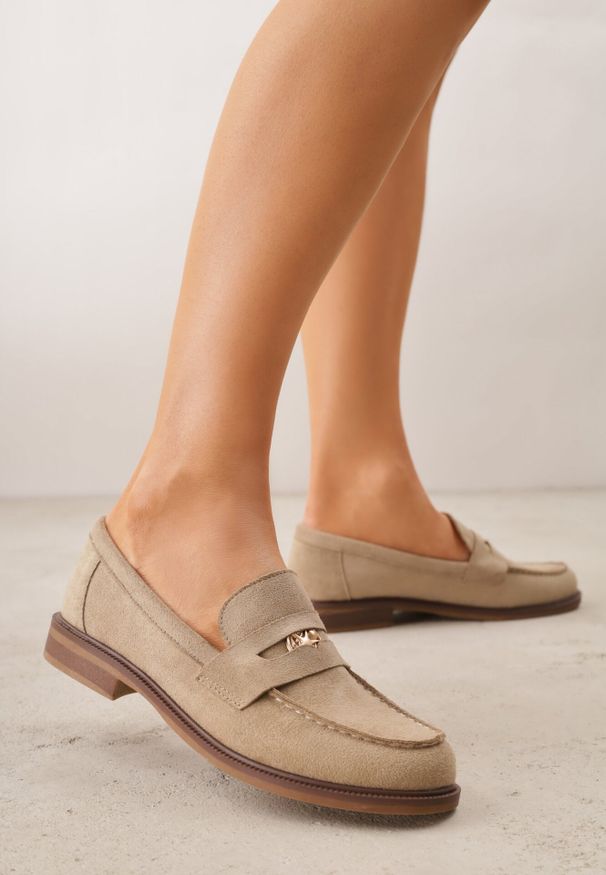 Born2be - Beżowe Mokasyny VICES z Wkładką ze Skóry Naturalnej i Metaliczną Aplikacją Nanora. Nosek buta: okrągły. Kolor: brązowy. Materiał: skóra. Wzór: aplikacja. Obcas: na obcasie. Styl: klasyczny. Wysokość obcasa: niski