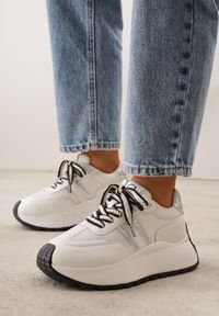Renee - Białe Streetwearowe Sneakersy Chunky VICES na Platformie Ilnatea. Okazja: na co dzień. Kolor: biały. Materiał: jeans. Obcas: na platformie. Sport: fitness #8