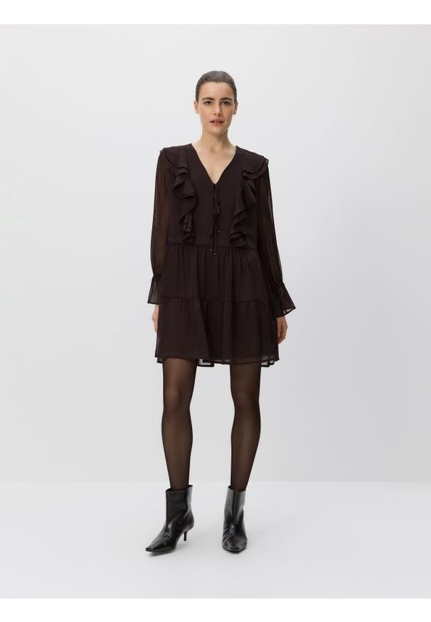 Reserved - Sukienka z falbanami - ciemnobrązowy. Kolor: brązowy. Materiał: tkanina. Wzór: gładki