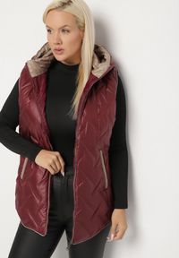 Born2be - Czerwona Pikowana Kamizelka z Odpinanym Kapturem Rilanisa. Okazja: na co dzień. Kolor: czerwony. Materiał: jeans. Styl: klasyczny, casual, elegancki #7
