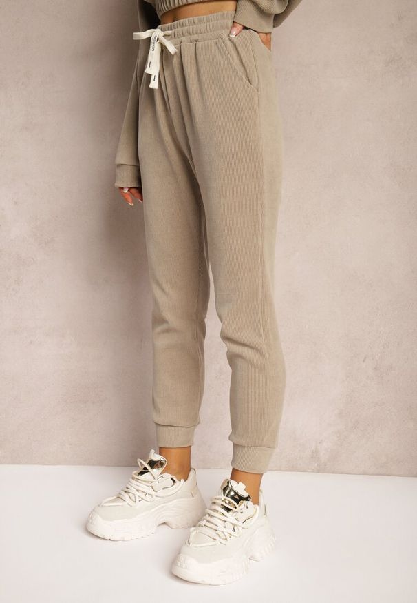 Renee - Ciemnobeżowe Dresowe Spodnie z Dodatkiem Bawełny High Waist z Gumką w Pasie Pesaria. Stan: podwyższony. Kolor: beżowy. Materiał: dresówka, bawełna