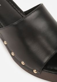 Renee - Czarne Klapki na Platformie i Słupku Ozdobione Nitami po Bokach Wilevia. Okazja: na co dzień. Kolor: czarny. Materiał: materiał. Wzór: aplikacja. Obcas: na platformie. Styl: casual, elegancki. Wysokość obcasa: średni #3