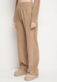 Born2be - Ciemnobeżowy Dzianinowy Komplet z Wełną Spodnie i Sweter Tesira. Kolor: beżowy. Materiał: wełna, dzianina. Sport: turystyka piesza #3