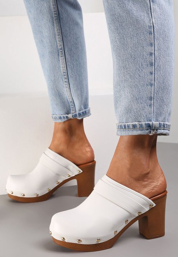 Renee - Białe Klapki Mihthra. Okazja: na co dzień. Nosek buta: okrągły. Kolor: biały. Wzór: aplikacja. Obcas: na słupku. Styl: boho, casual