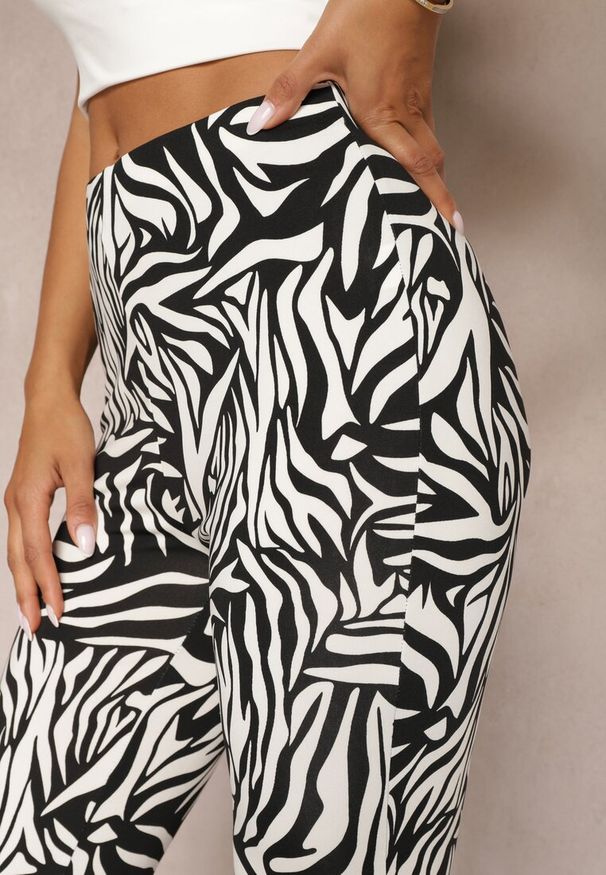 Renee - Biało-Czarne Spodnie Dzwony High Waist z Gumką w Pasie we Wzór Zebry Vikollia. Stan: podwyższony. Kolor: biały. Materiał: dzianina. Wzór: motyw zwierzęcy
