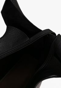 Renee - Czarna Torebka Shopperka Ozdobiona Przeszyciami z Dodatkową Saszetką Latavena. Kolor: czarny. Wzór: aplikacja. Styl: casual