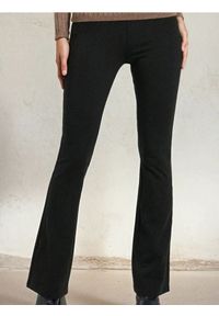 Sinsay - Spodnie flare - czarny. Kolor: czarny