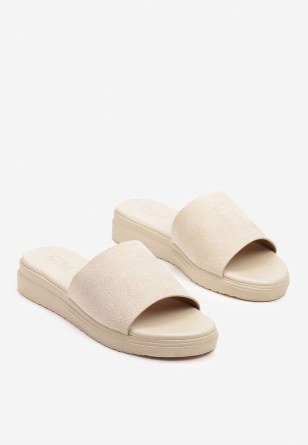 Renee - Beżowe Płaskie Klapki w Stylu Basic Delarnis. Okazja: na spacer, na co dzień. Kolor: beżowy. Sezon: lato. Styl: elegancki, casual
