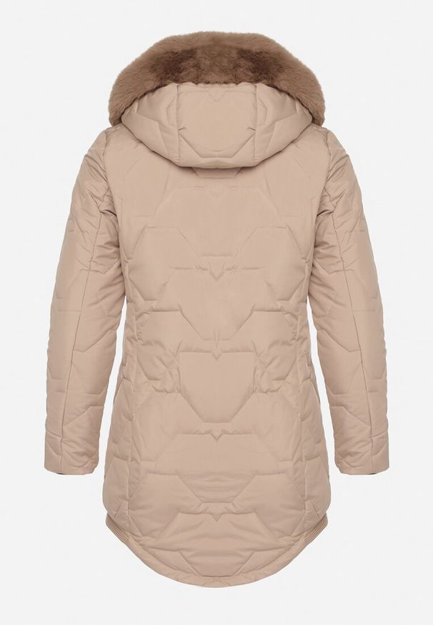 Born2be - Beżowa Klasyczna Kurtka z Pikowanymi Przeszyciami i Kapturem z Futerkiem Raffisa. Okazja: na co dzień. Kolekcja: plus size. Kolor: beżowy. Materiał: futro. Styl: klasyczny