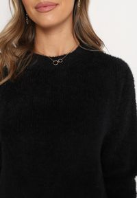Born2be - Czarny Klasyczny Sweter z Puchatego Materiału Oversize Miarra. Kolor: czarny. Materiał: materiał. Styl: klasyczny