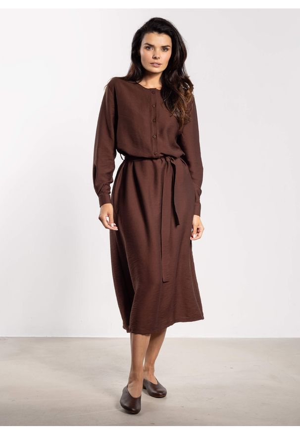 Infinite You - Elegancka sukienka rozkloszowana z długim rękawem brązowa. Kolor: zielony, brązowy. Długość rękawa: długi rękaw. Styl: elegancki