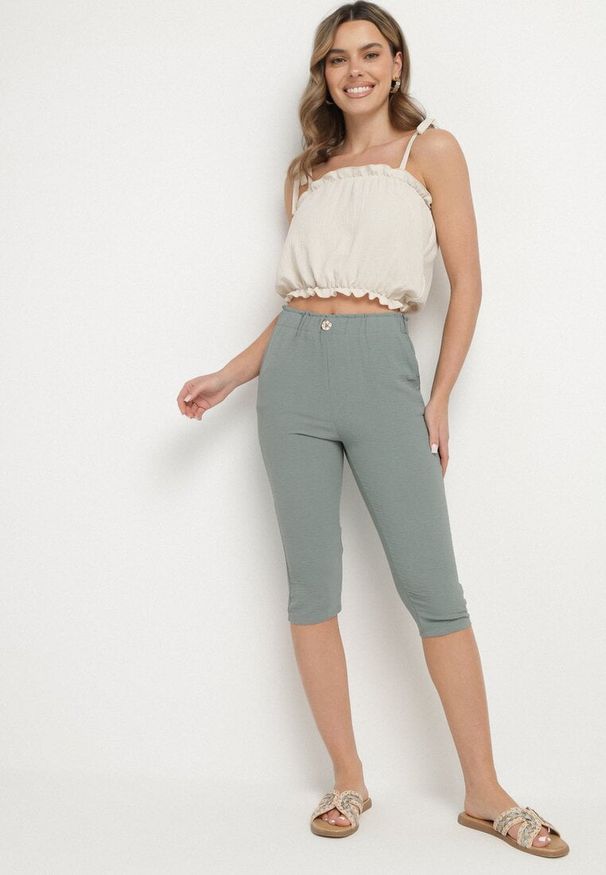 Born2be - Ciemnozielone Spodnie Capri z Bawełną i Wysokim Stanem Galirosa. Okazja: na co dzień, na spacer. Stan: podwyższony. Kolor: zielony. Materiał: bawełna. Styl: casual, elegancki