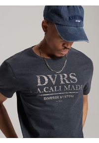 Diverse - T-shirt męski z nadrukiem CALI SOL 02 S1817 - granatowy. Kolor: niebieski. Materiał: poliester, bawełna. Wzór: nadruk