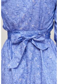 Marie Zélie - Sukienka Duilin Idella niebieska. Kolor: niebieski. Materiał: bawełna, satyna, skóra, materiał. Typ sukienki: kopertowe. Styl: klasyczny #5