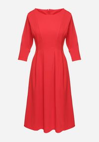 Born2be - Czerwona Rozkloszowana Sukienka Ozdobiona Przeszyciami Reamira. Okazja: na co dzień. Typ kołnierza: dekolt w łódkę. Kolor: czerwony. Wzór: aplikacja. Styl: casual, elegancki #3