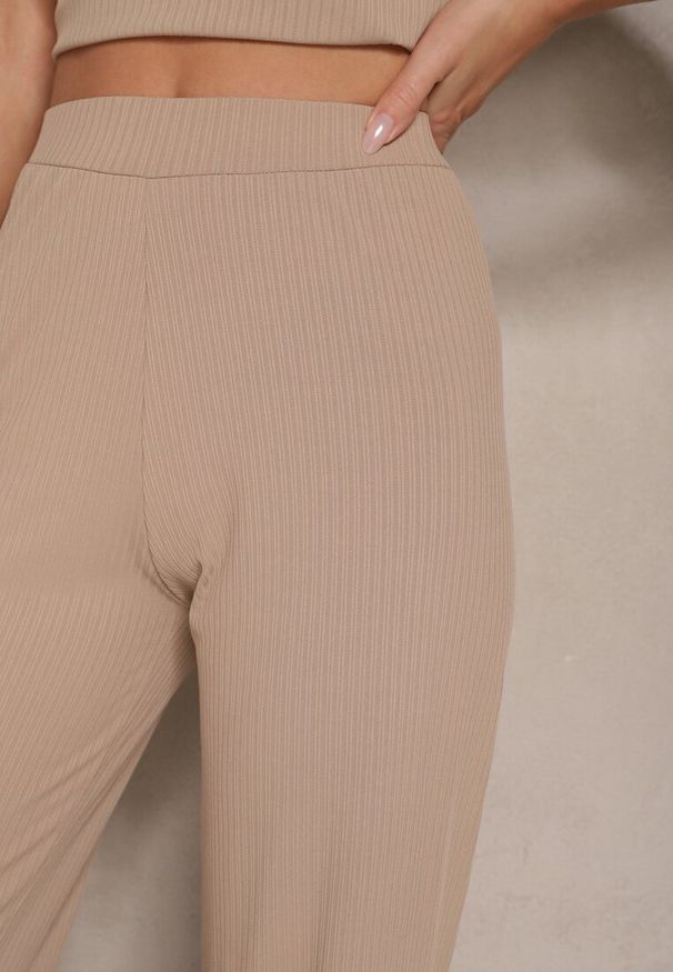 Renee - Ciemnobeżowe Szerokie Spodnie z Delikatnie Prążkowanego Materiału Kasaida. Kolor: beżowy. Materiał: prążkowany, materiał. Sezon: lato
