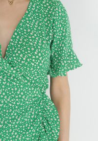 Born2be - Zielona Kopertowa Sukienka z Falbankami w Kwiaty Tirnya. Typ kołnierza: kołnierz z falbankami. Kolor: zielony. Wzór: kwiaty. Sezon: lato. Typ sukienki: kopertowe. Styl: wakacyjny #5