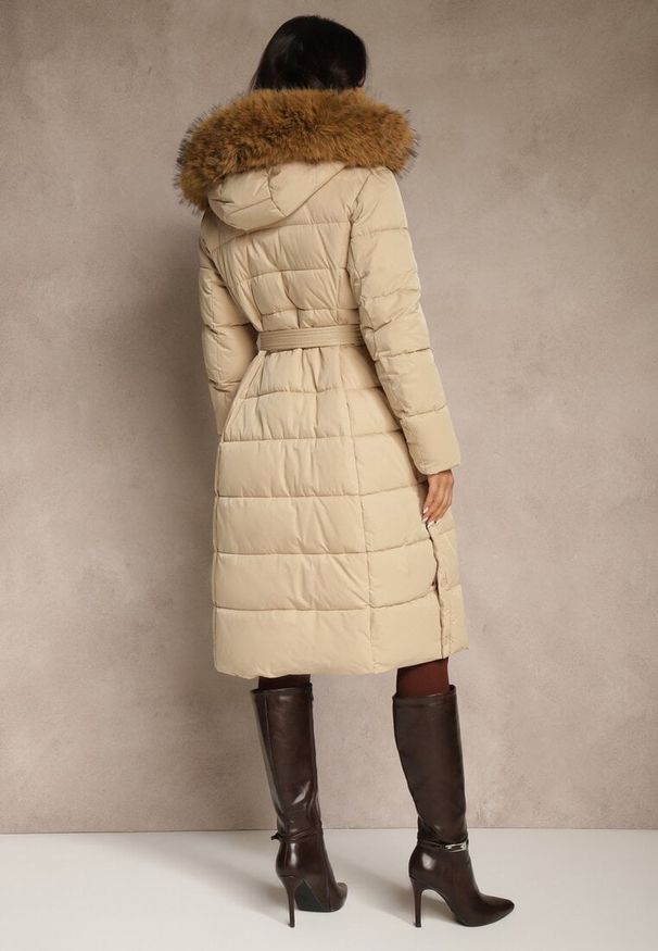 Renee - Beżowa Pikowana Kurtka o Długim Kroju z Paskiem i Kapturem z Futrem Aveslia. Kolor: beżowy. Materiał: futro. Długość: długie