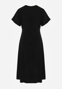 Renee - Czarna Rozkloszowana Sukienka Zdobiona Drapowaniem w Talii i Rozcięciem Uziola. Okazja: na co dzień. Kolor: czarny. Wzór: aplikacja. Typ sukienki: proste. Styl: casual #7