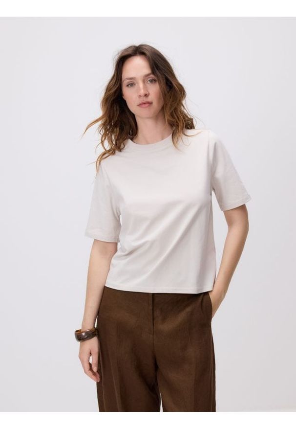 Reserved - T-shirt z bawełną - beżowy. Kolor: beżowy. Materiał: bawełna. Styl: klasyczny