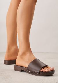 Renee - Ciemnobrązowe Klapki Ozdobione po Bokach Nitami Neameronei. Kolor: brązowy. Materiał: skóra, jeans. Wzór: aplikacja #3